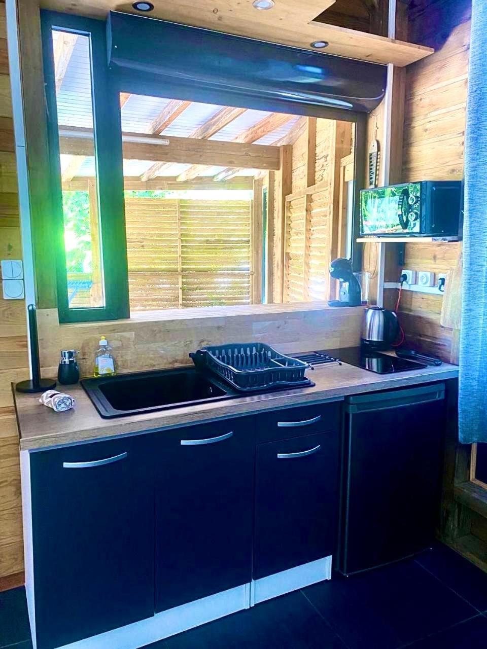 Charmant Bungalow Tout Confort Climatise - Terrasse Et Acces Plage ! Deshaies Luaran gambar