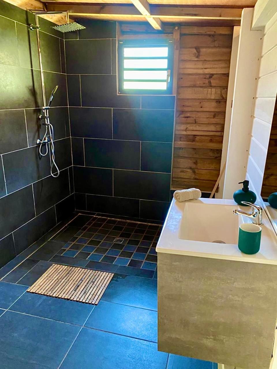 Charmant Bungalow Tout Confort Climatise - Terrasse Et Acces Plage ! Deshaies Luaran gambar